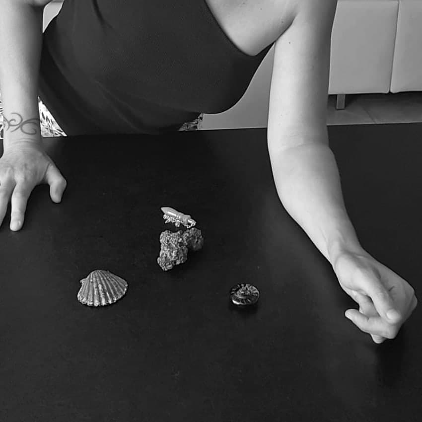 Des objets posés sur une table pour représenter les éléments d’une situation.